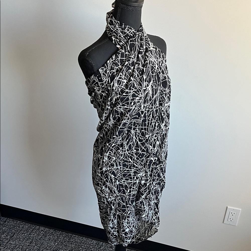 Elegant Black and White Women Swim Sarong